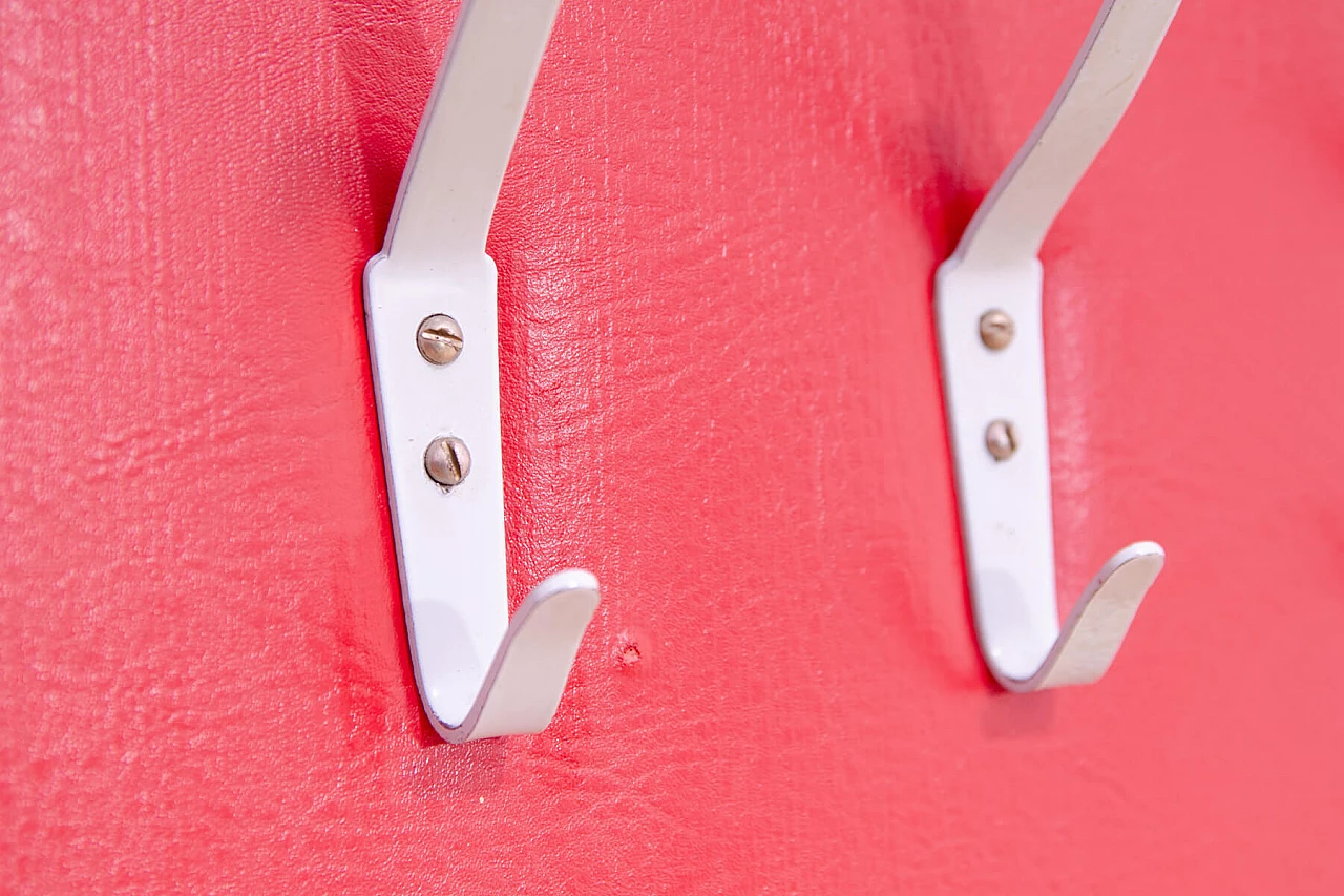 Appendiabiti in similpelle rossa con specchio di Drevotvar, anni '60 11