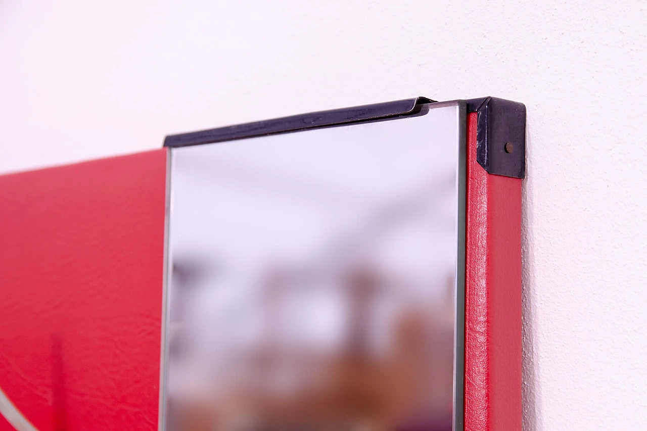 Appendiabiti in similpelle rossa con specchio di Drevotvar, anni '60 13