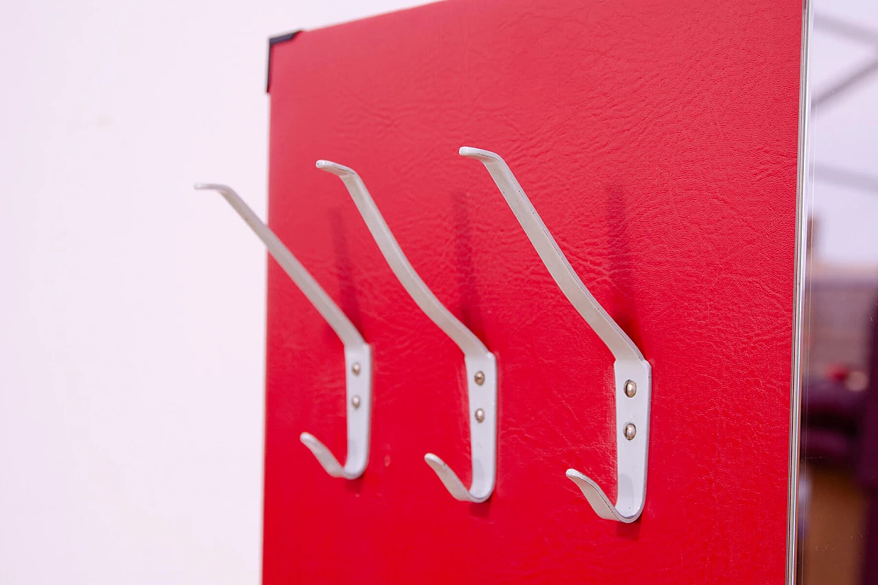 Appendiabiti in similpelle rossa con specchio di Drevotvar, anni '60 14