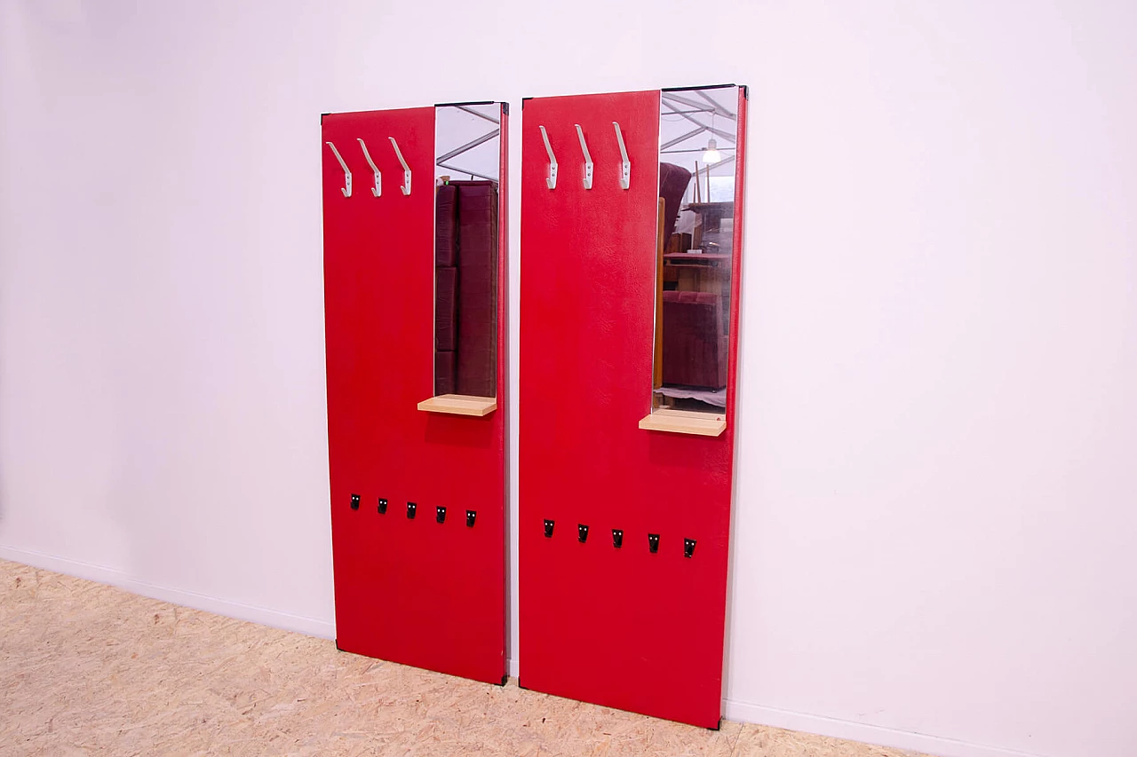 Appendiabiti in similpelle rossa con specchio di Drevotvar, anni '60 18