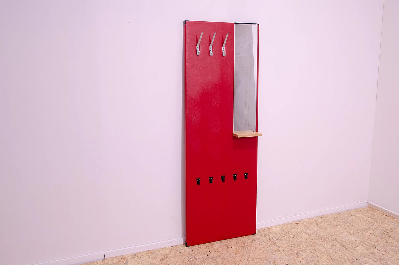 Appendiabiti in similpelle rossa con specchio di Drevotvar, anni '60 19