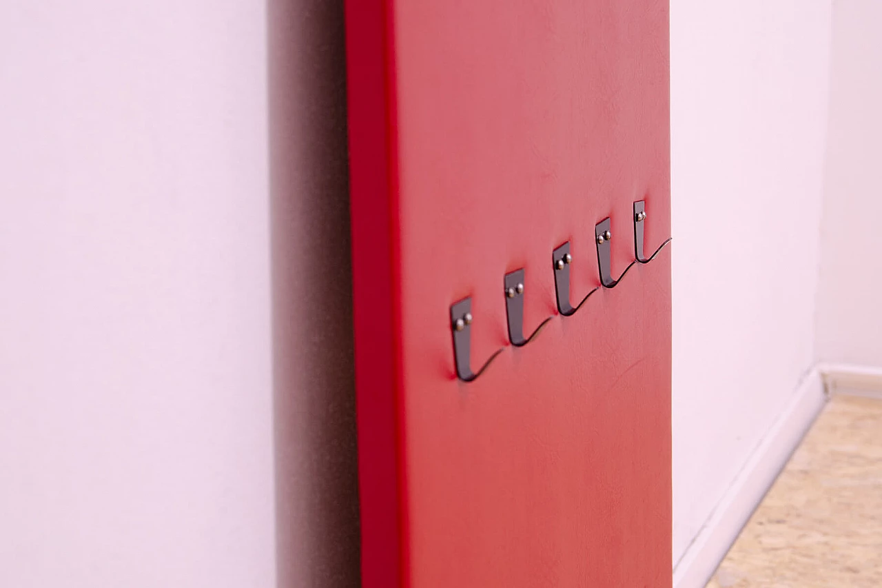 Appendiabiti in similpelle rossa con specchio di Drevotvar, anni '60 21