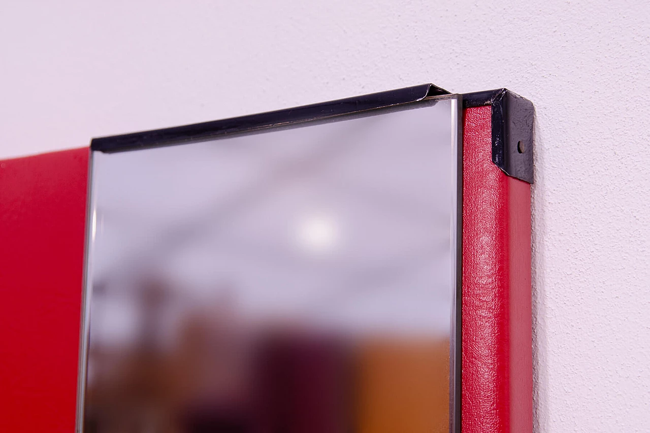 Appendiabiti in similpelle rossa con specchio di Drevotvar, anni '60 23