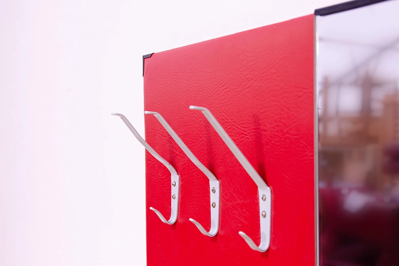 Appendiabiti in similpelle rossa con specchio di Drevotvar, anni '60 26