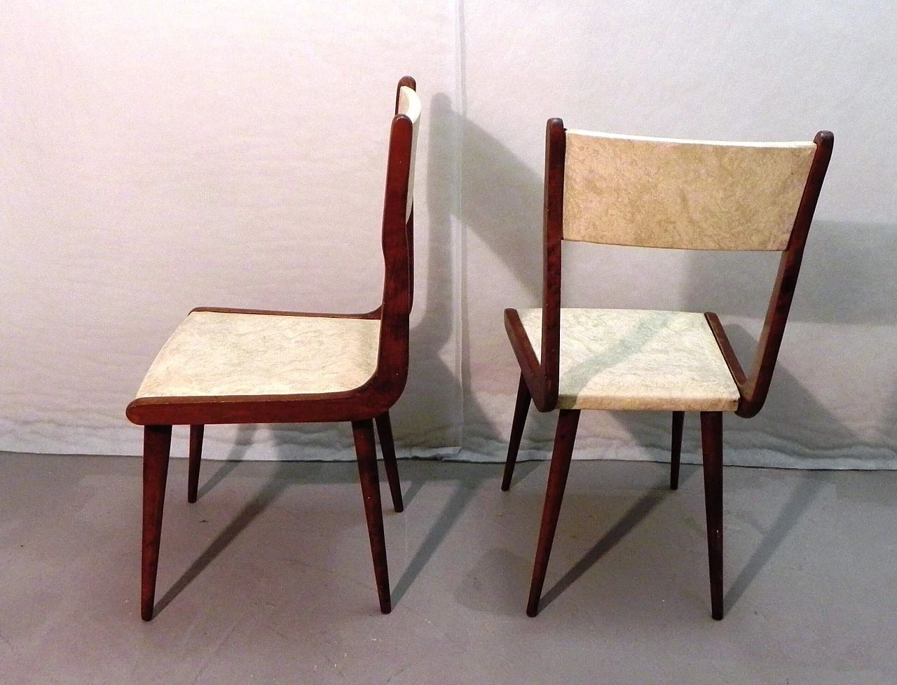 2 Sedie in legno e skai in stile Carlo Ratti, anni '60 1