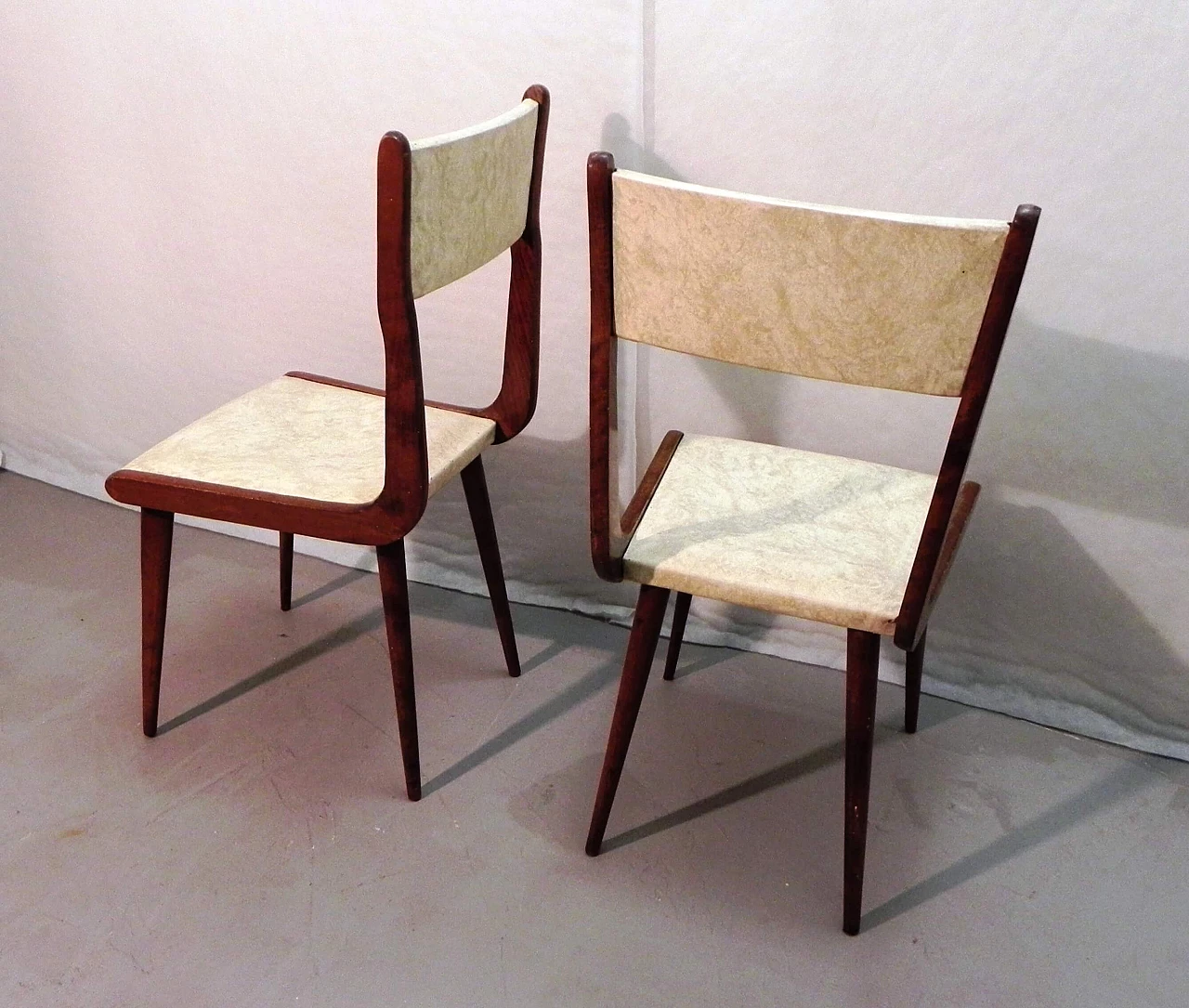 2 Sedie in legno e skai in stile Carlo Ratti, anni '60 2