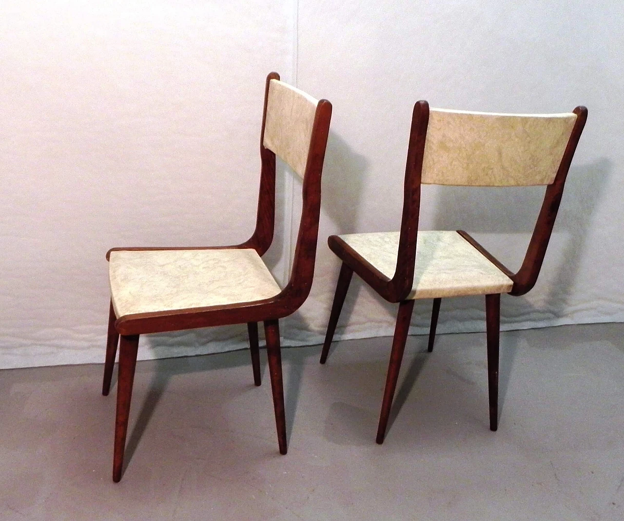2 Sedie in legno e skai in stile Carlo Ratti, anni '60 3