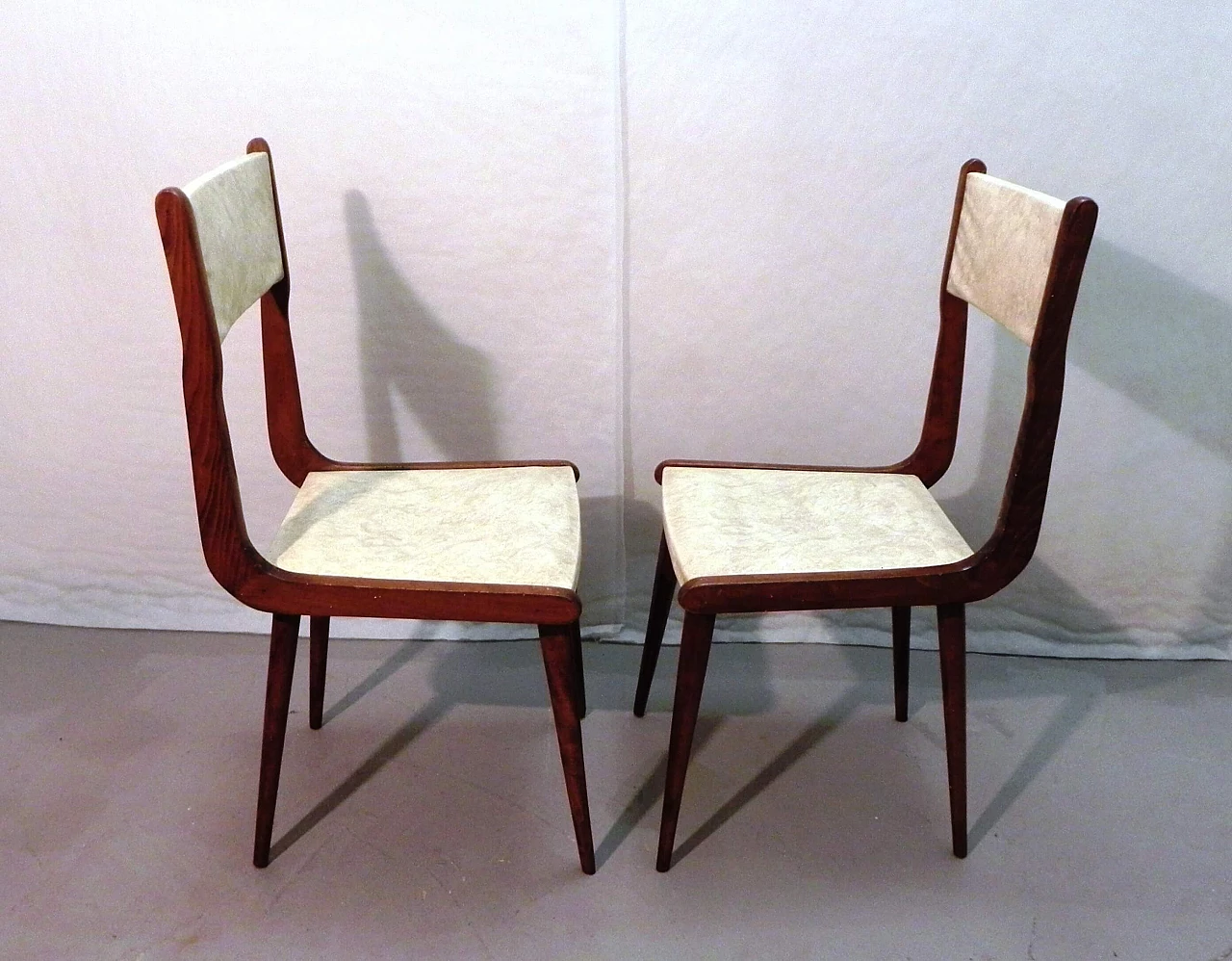 2 Sedie in legno e skai in stile Carlo Ratti, anni '60 5