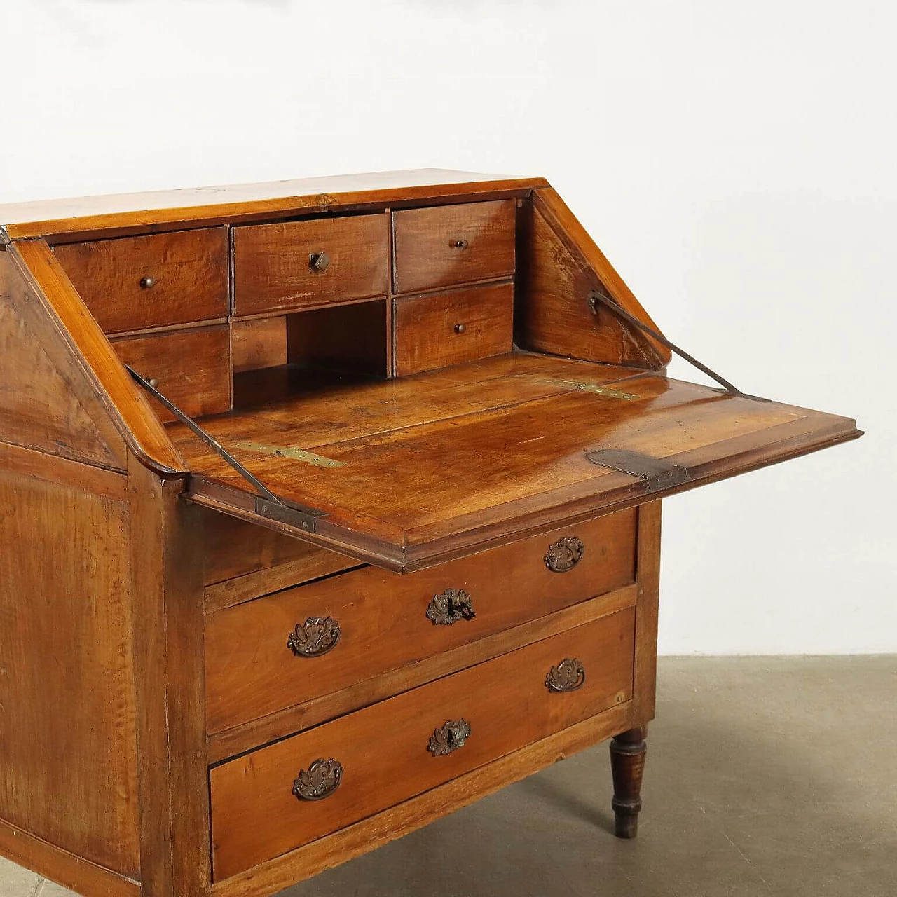 Piedmontese walnut flap desk with laminated handles, early 19th century 3
