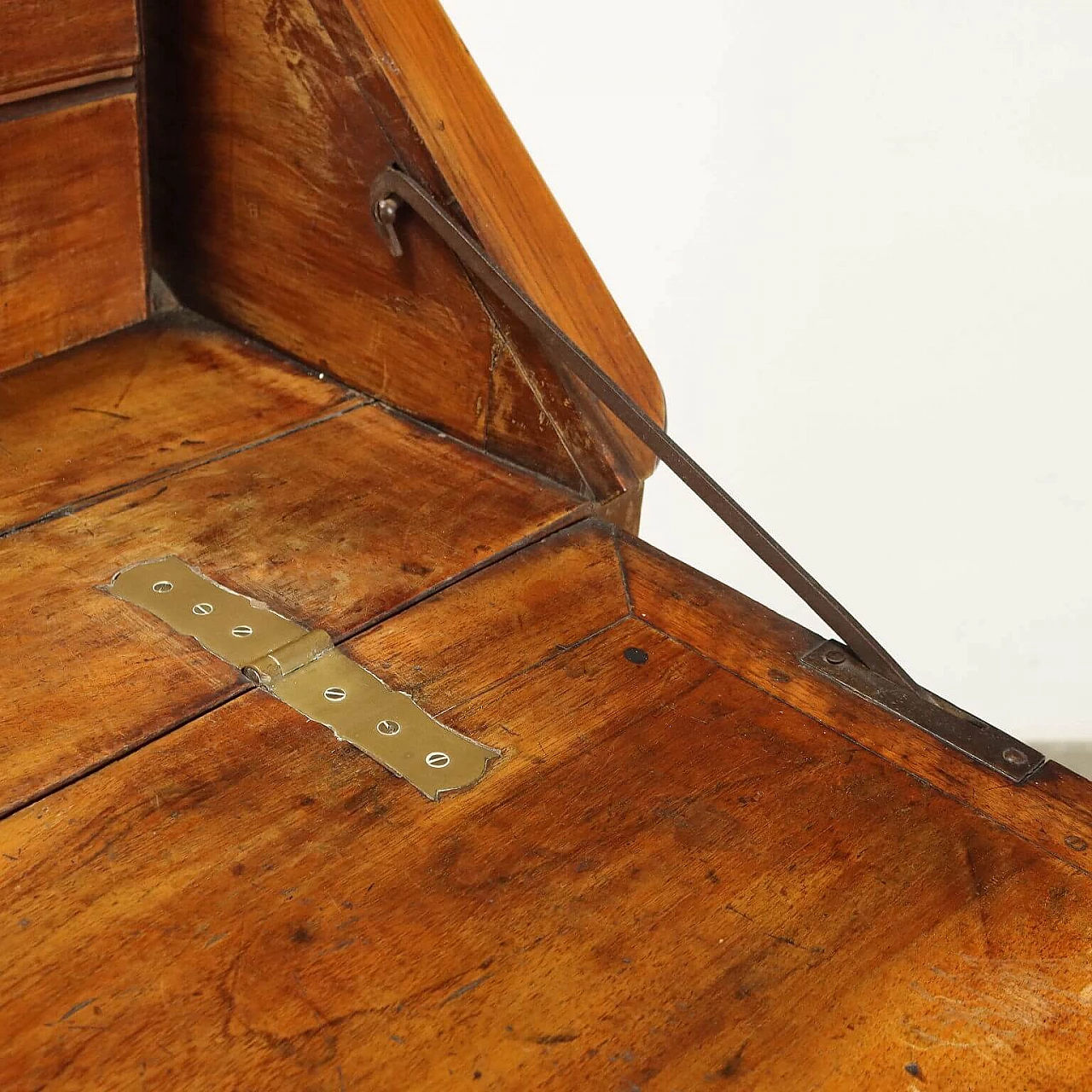 Piedmontese walnut flap desk with laminated handles, early 19th century 6