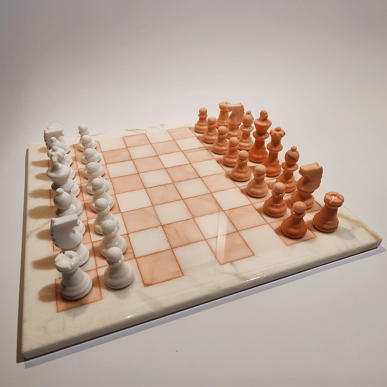 White and pink Volterra alabaster chessboard and chessmen, 1970s 1