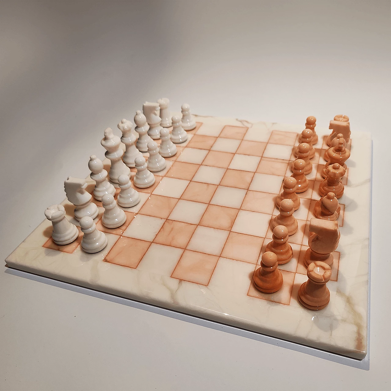 White and pink Volterra alabaster chessboard and chessmen, 1970s 2