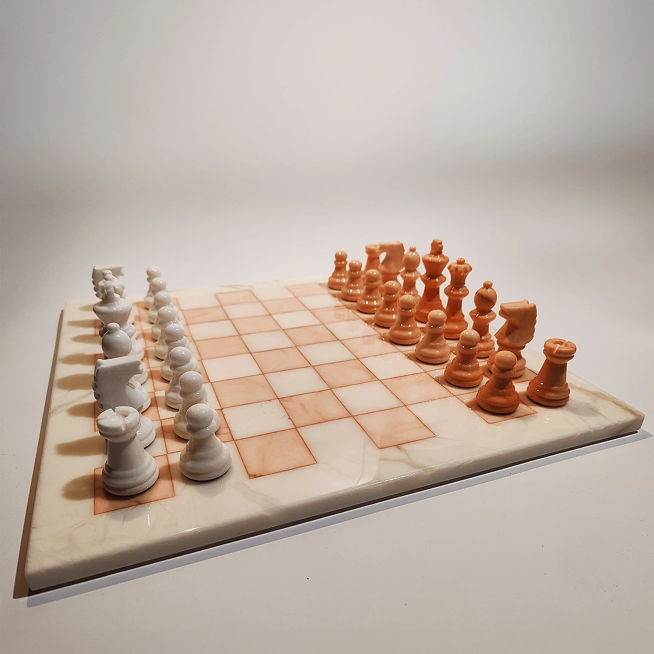 White and pink Volterra alabaster chessboard and chessmen, 1970s 3