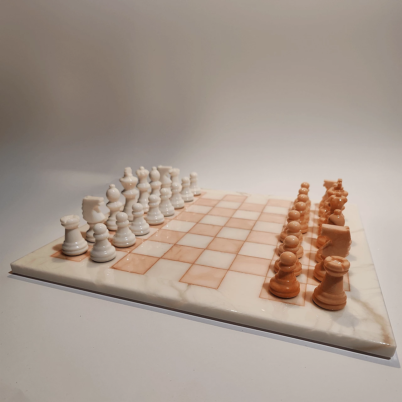 White and pink Volterra alabaster chessboard and chessmen, 1970s 4