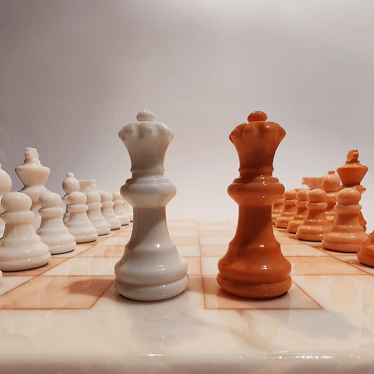 Scacchiera e scacchi in alabastro di Volterra bianco e rosa, anni '70 6