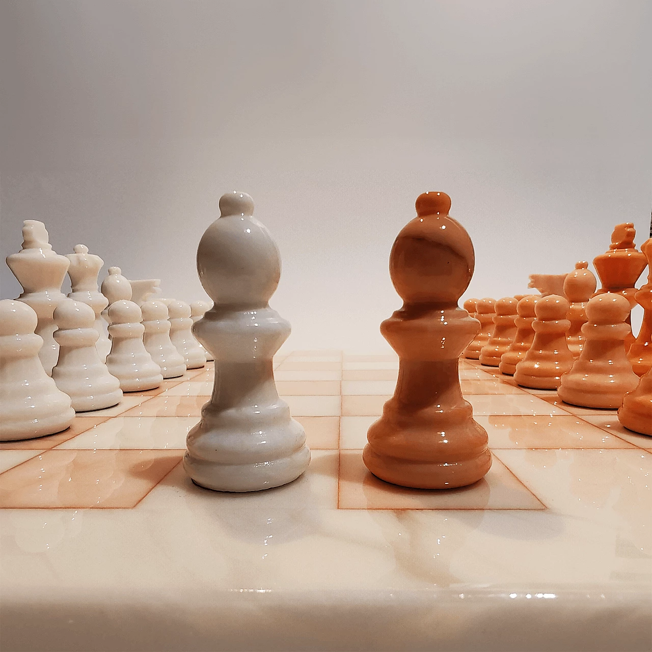 White and pink Volterra alabaster chessboard and chessmen, 1970s 7