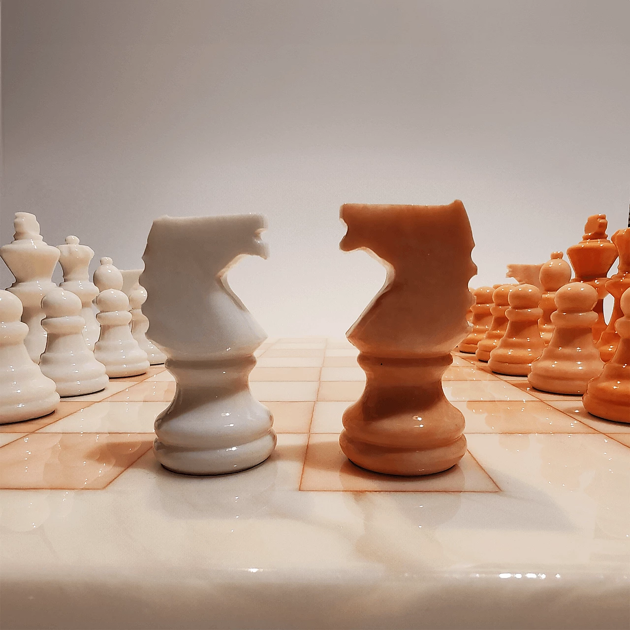 White and pink Volterra alabaster chessboard and chessmen, 1970s 8