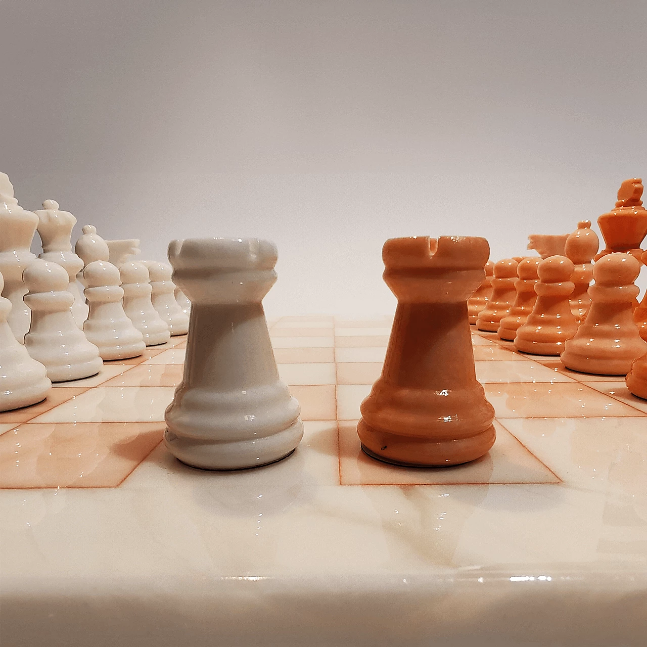 White and pink Volterra alabaster chessboard and chessmen, 1970s 9