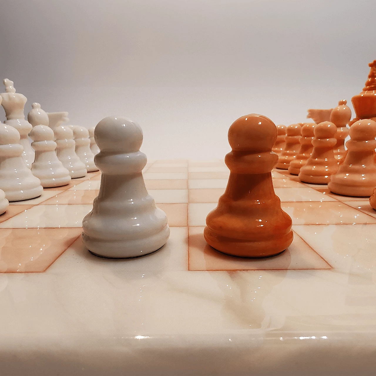 White and pink Volterra alabaster chessboard and chessmen, 1970s 10