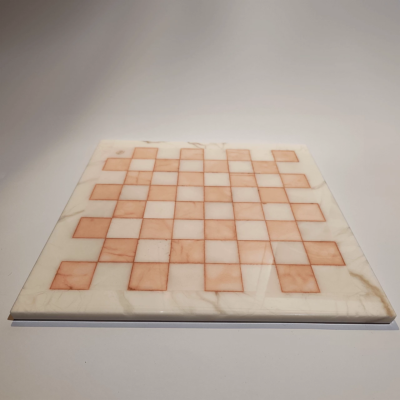 White and pink Volterra alabaster chessboard and chessmen, 1970s 11