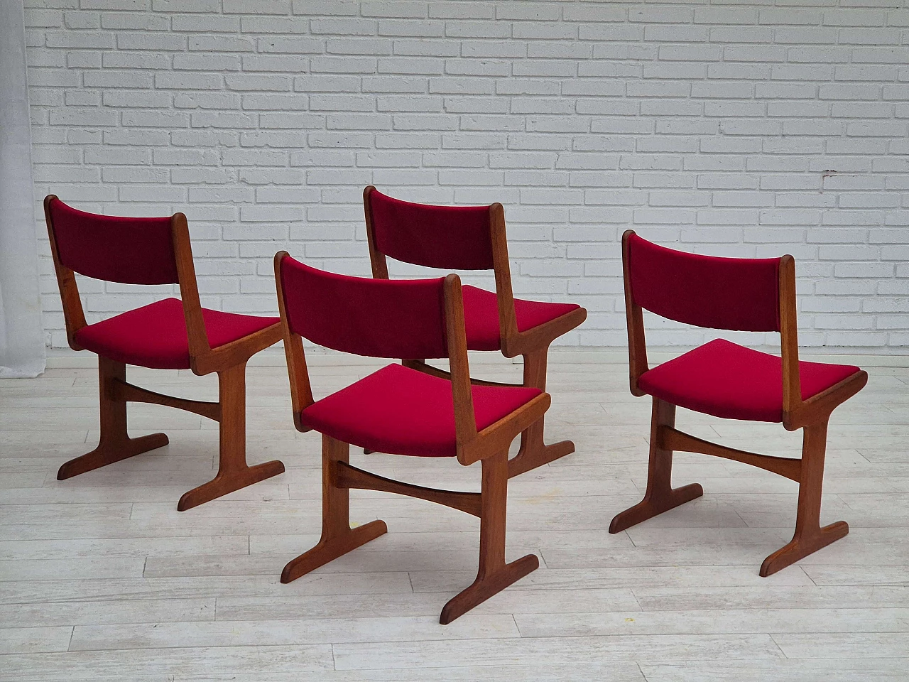 4 Sedie in teak e velluto rosso di Farsø Møbelfabrik, anni '70 3