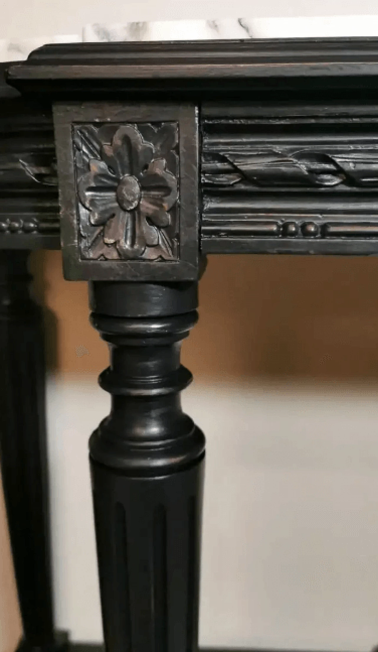 Napoleon III style French console table in black wood and Carrara arabesque marble, 19th century 12