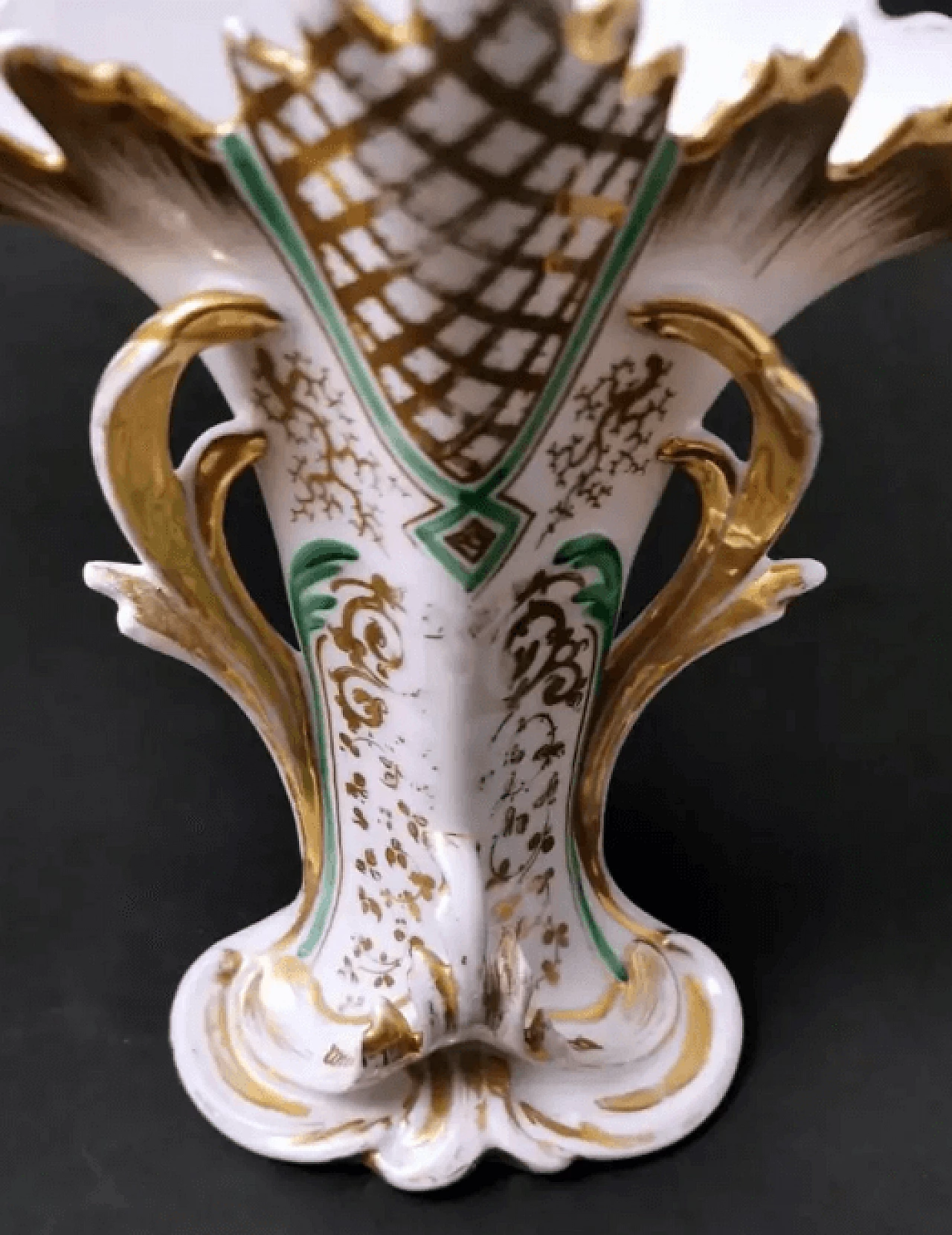 French wedding vase in De Paris porcelain, late 19th century 2