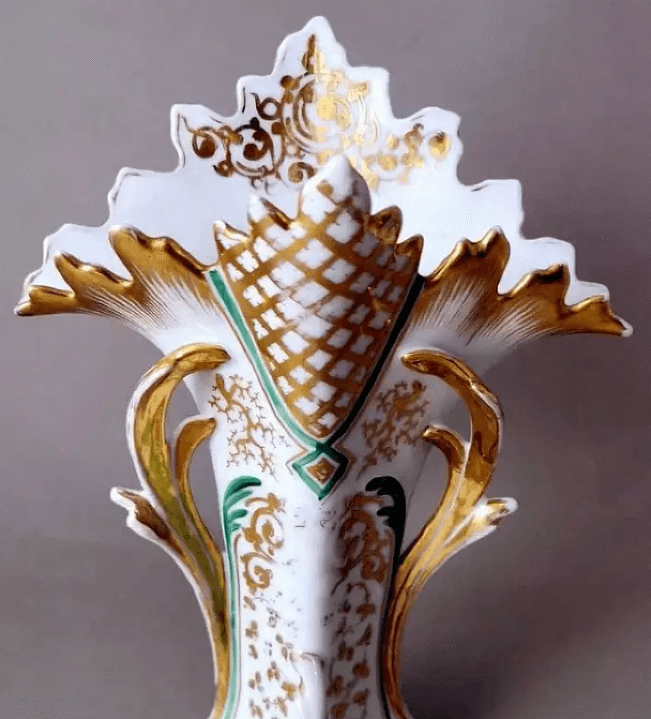 French wedding vase in De Paris porcelain, late 19th century 3