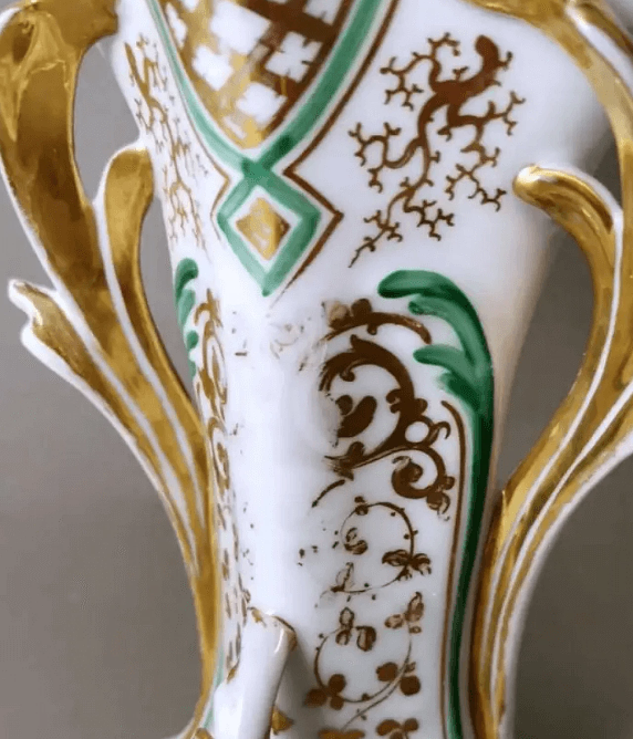 French wedding vase in De Paris porcelain, late 19th century 5