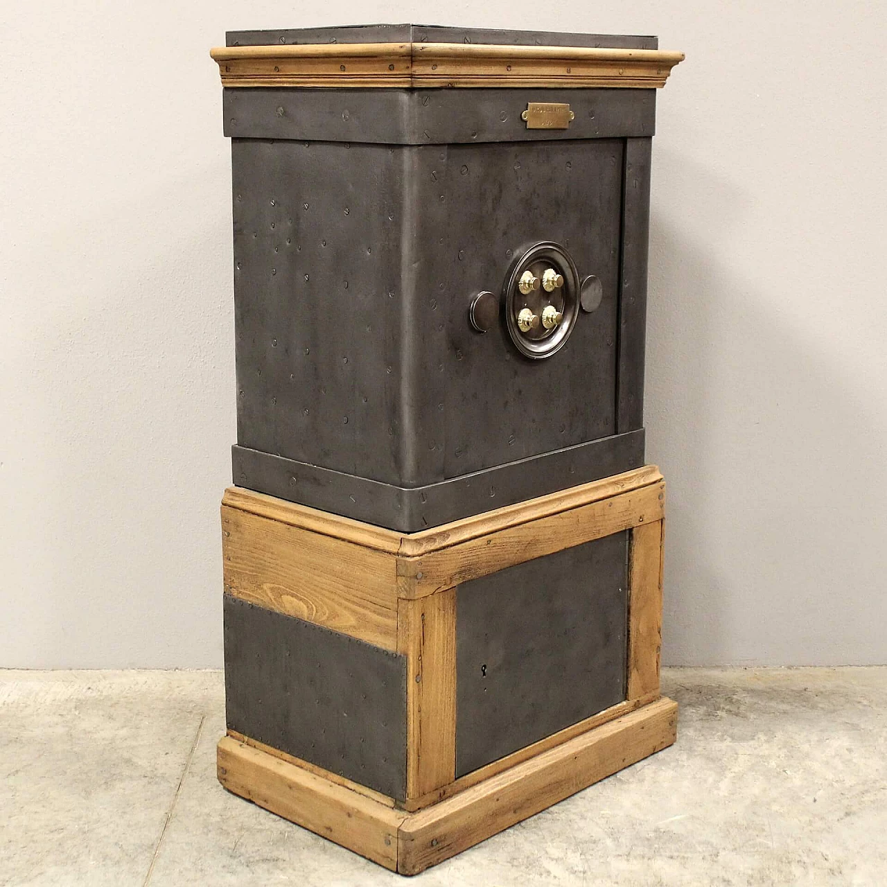 Iron and wood safe, late 19th century 6