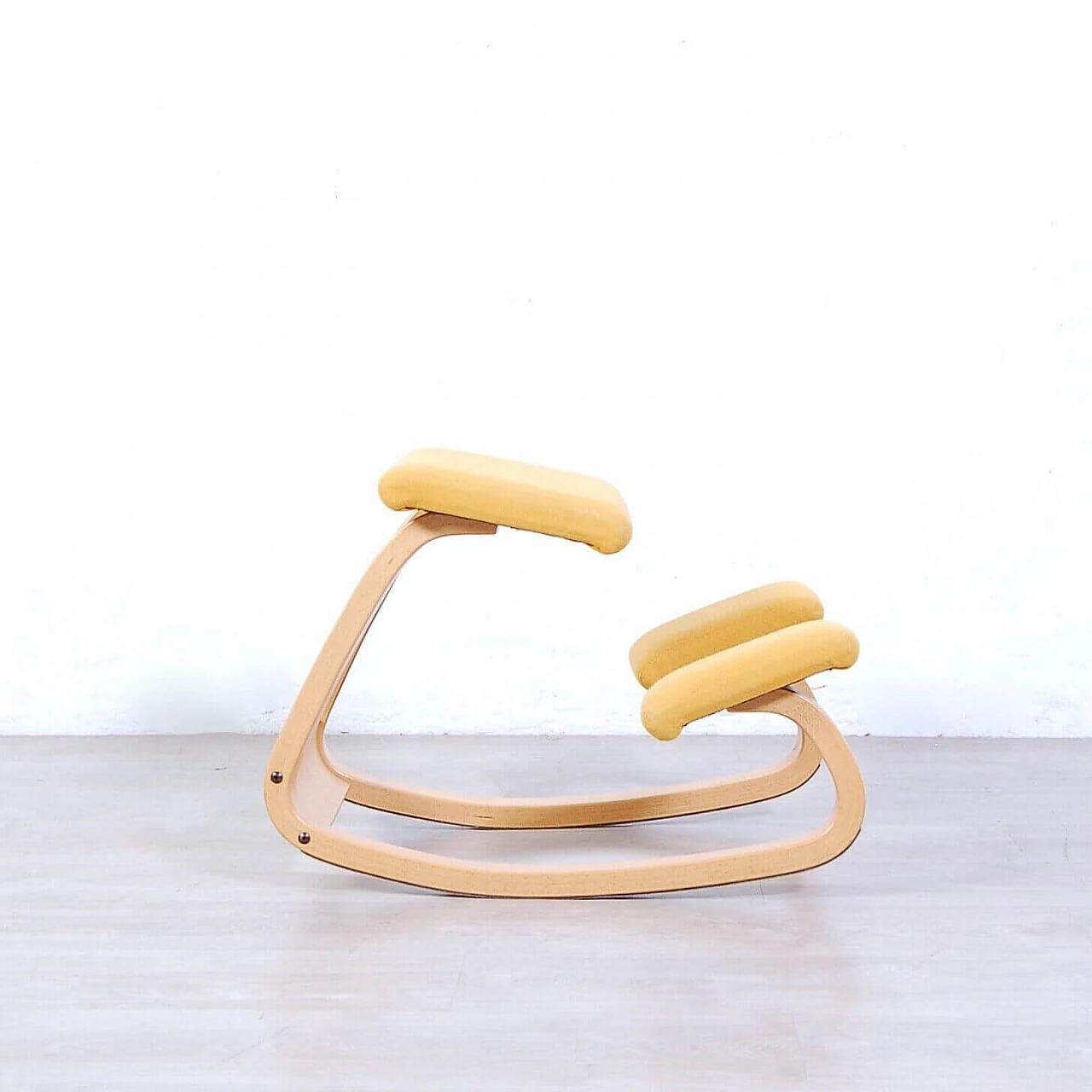 Sedia ergonomica gialla Stokke di Peter Opsvik, anni '80 1