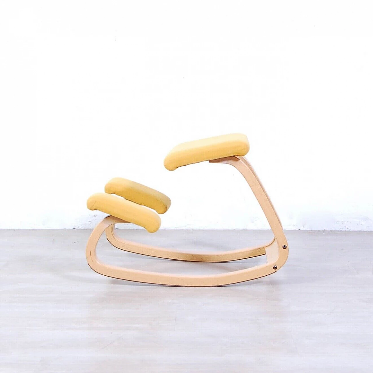Sedia ergonomica gialla Stokke di Peter Opsvik, anni '80 3