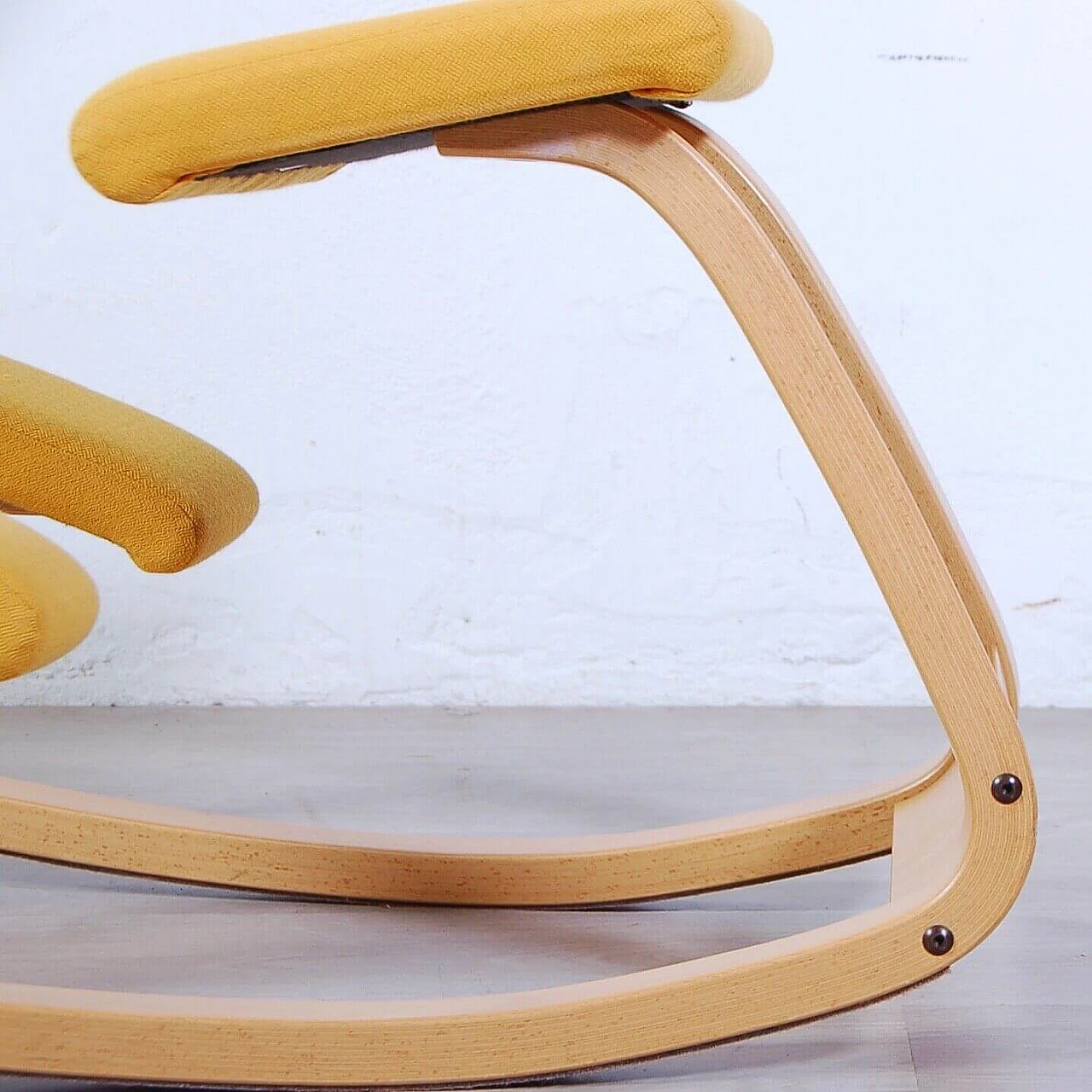 Sedia ergonomica gialla Stokke di Peter Opsvik, anni '80 4