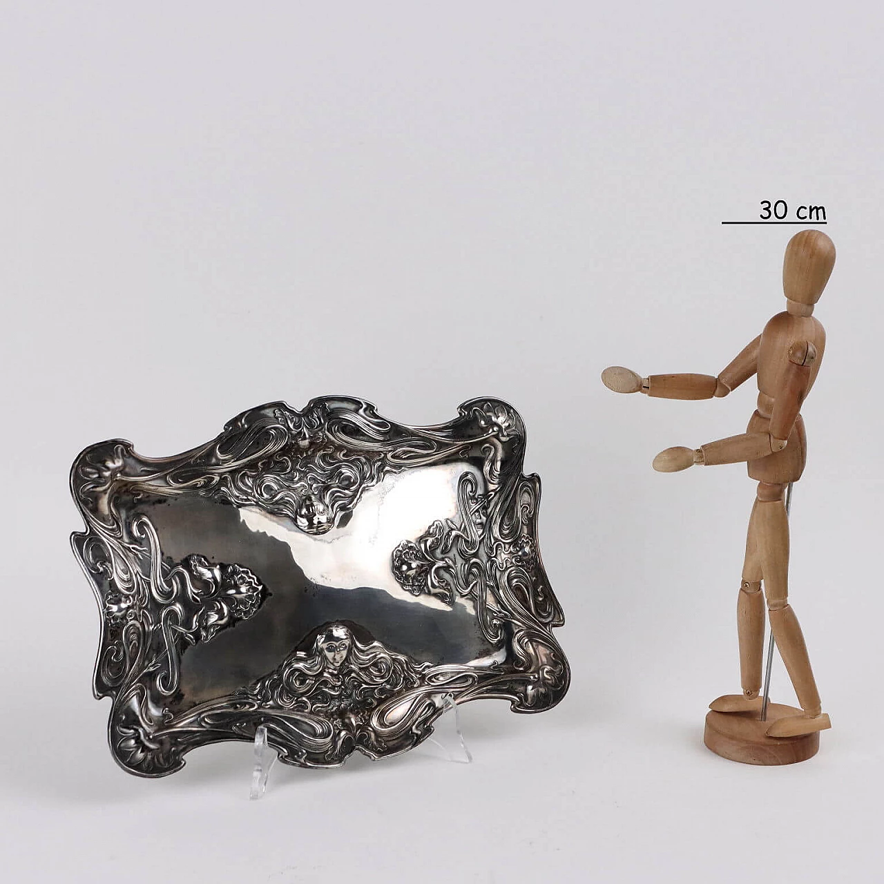 Vassoio inglese in argento sbalzato, 1901 2