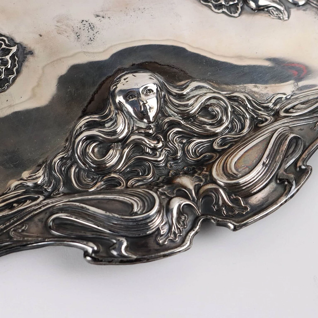 Vassoio inglese in argento sbalzato, 1901 3