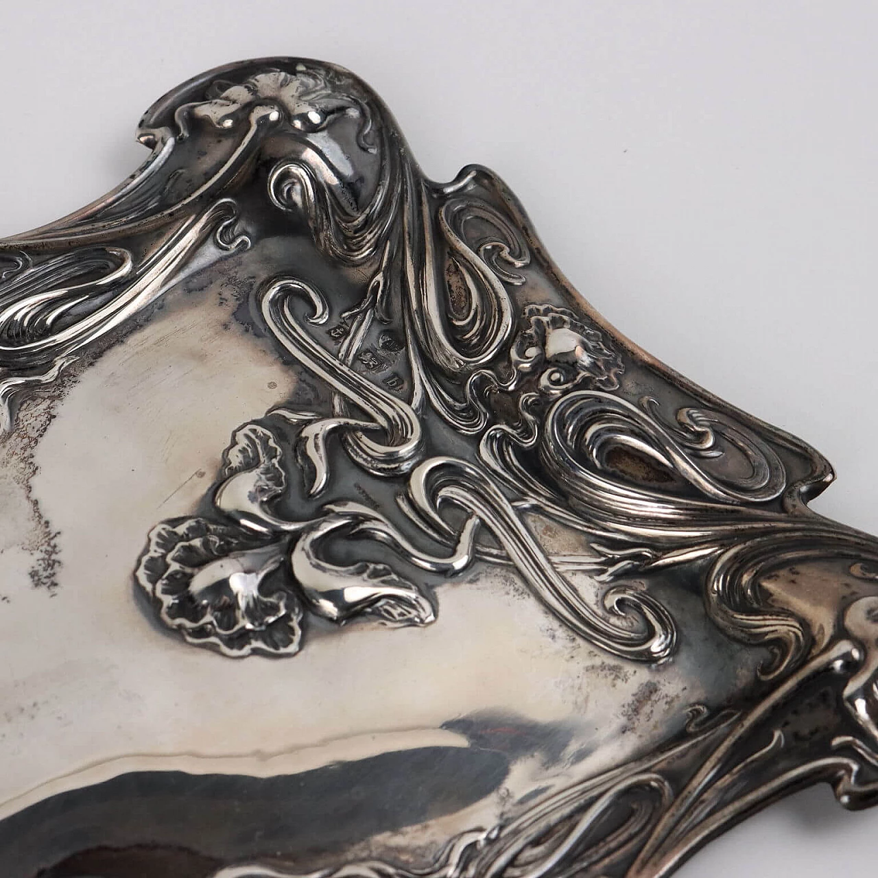 Vassoio inglese in argento sbalzato, 1901 4