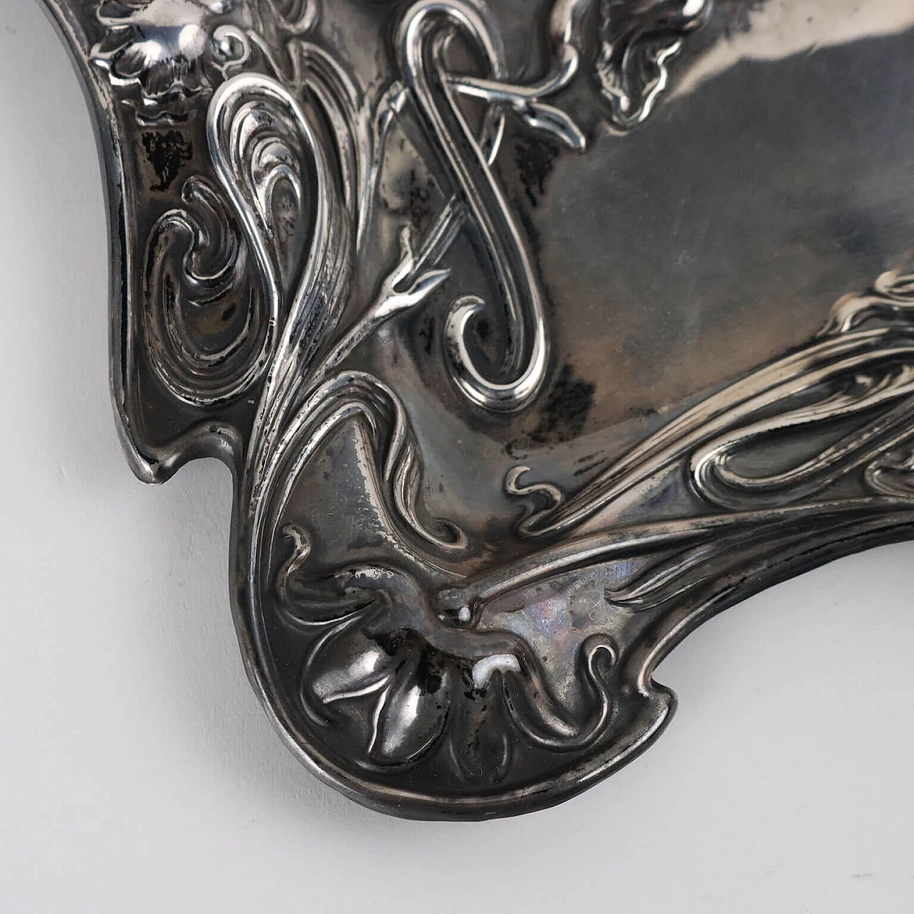 Vassoio inglese in argento sbalzato, 1901 5