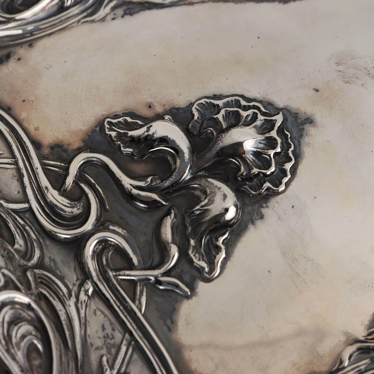 Vassoio inglese in argento sbalzato, 1901 6