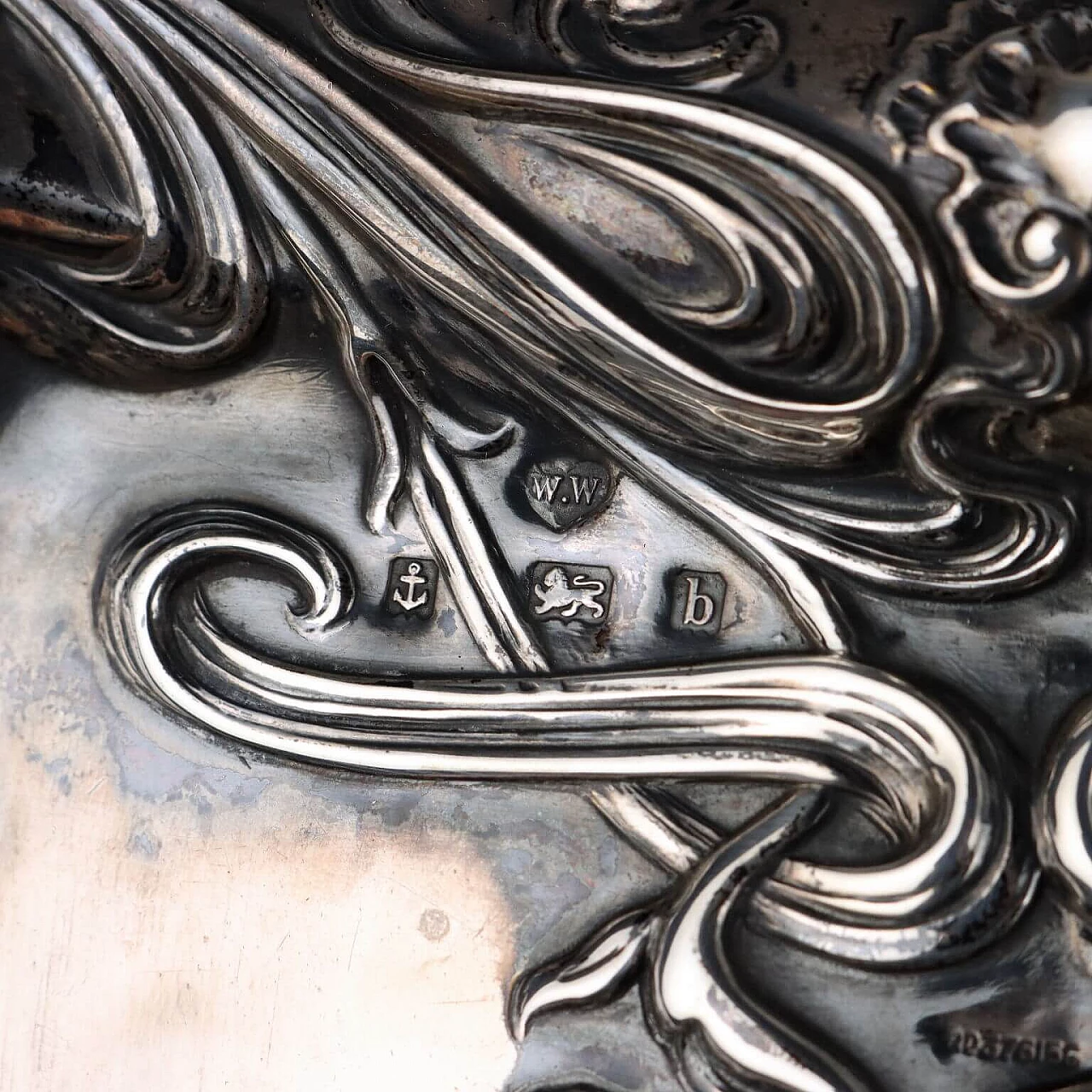 Vassoio inglese in argento sbalzato, 1901 7