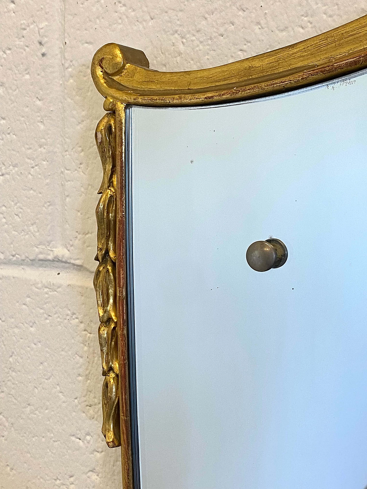 Specchiera a forma di scudo con cornice in legno dorato, anni '60 1