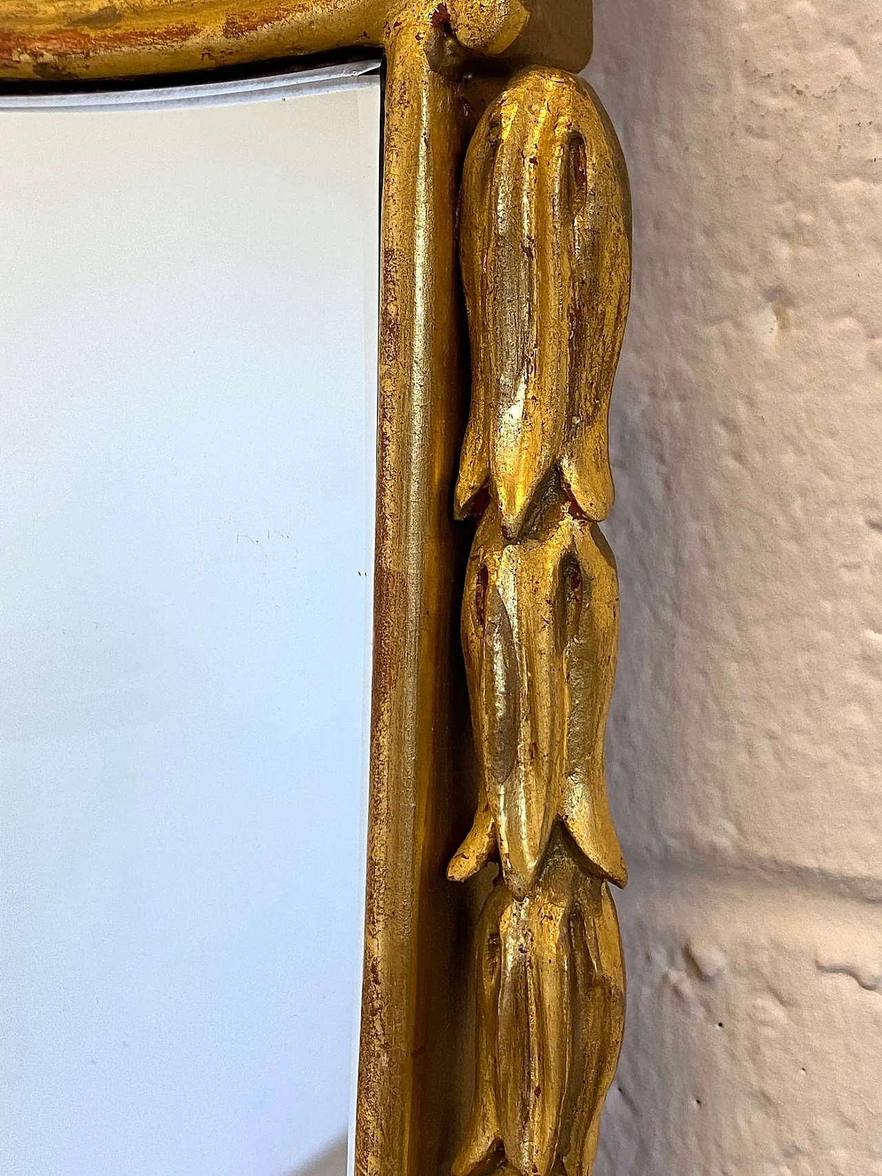 Specchiera a forma di scudo con cornice in legno dorato, anni '60 2