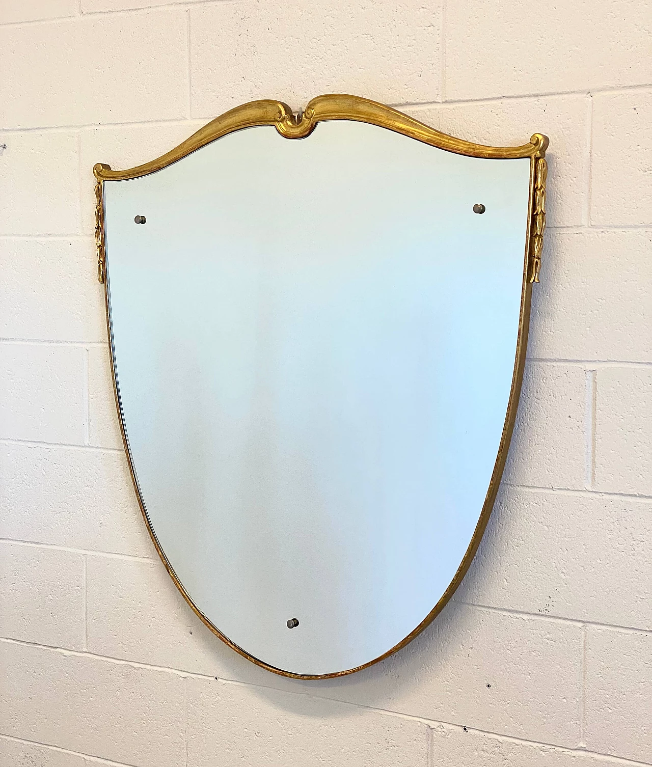 Shield-shaped mirror with gilded wooden frame, 1960s 6