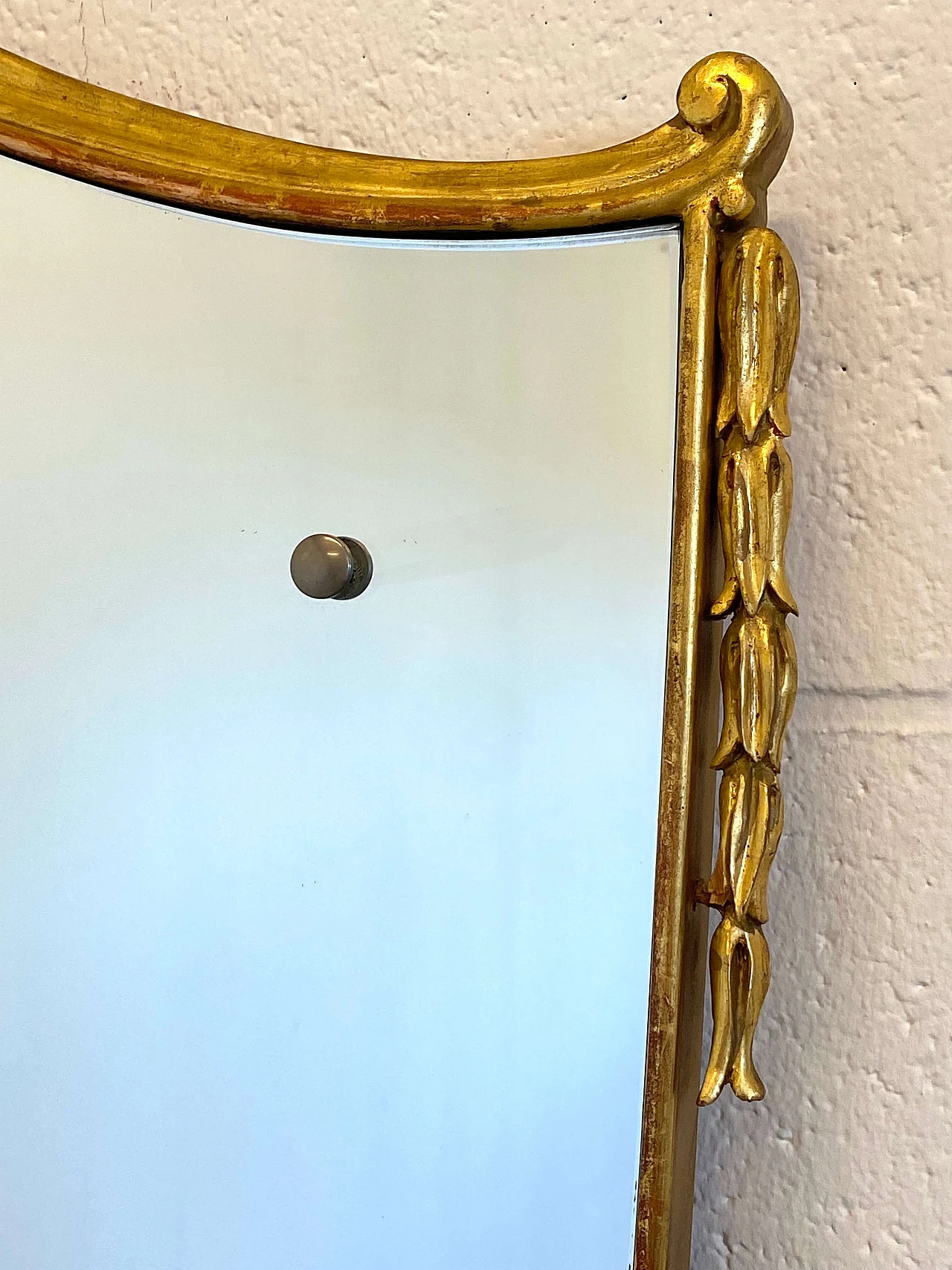 Specchiera a forma di scudo con cornice in legno dorato, anni '60 10