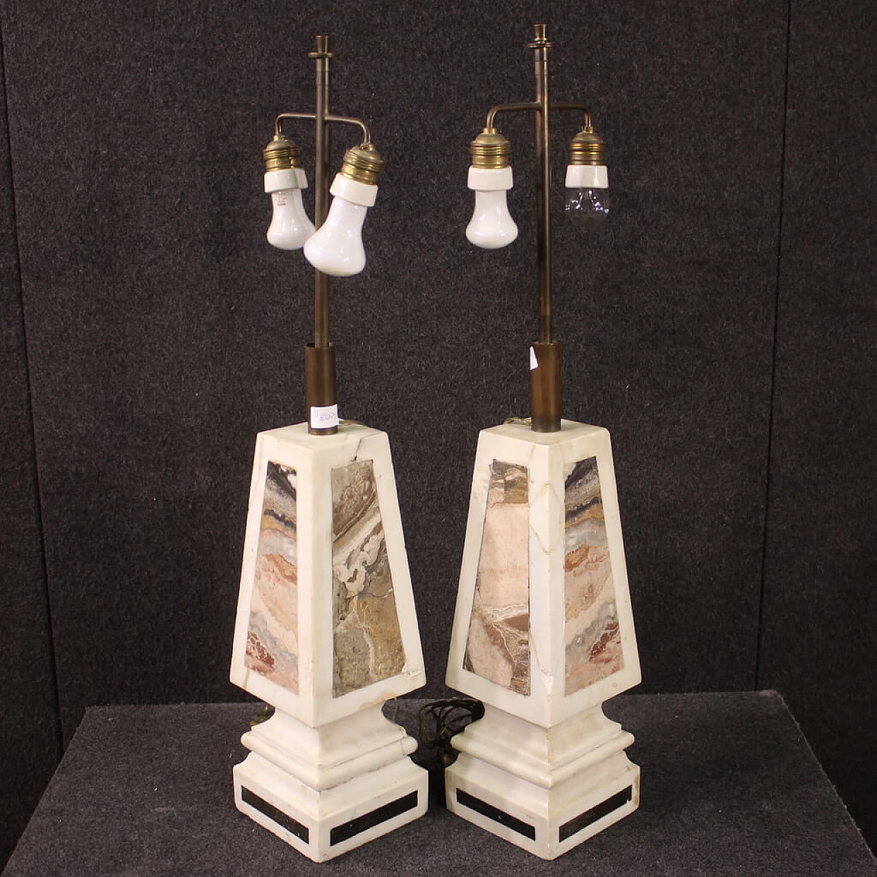 Coppia di lampade da tavolo in marmo bianco con inserti policromi, anni '60 1