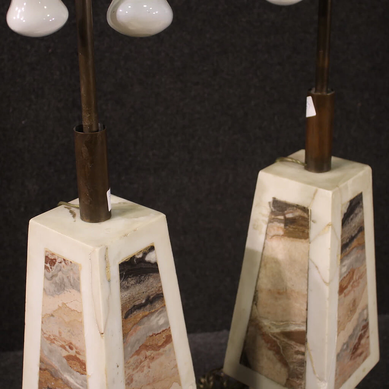 Coppia di lampade da tavolo in marmo bianco con inserti policromi, anni '60 5