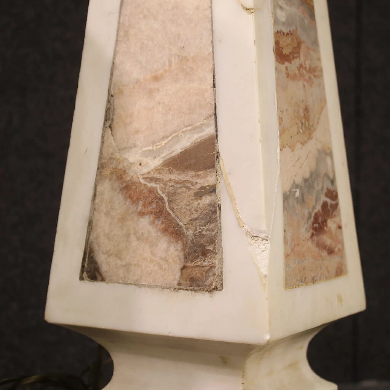 Coppia di lampade da tavolo in marmo bianco con inserti policromi, anni '60 7