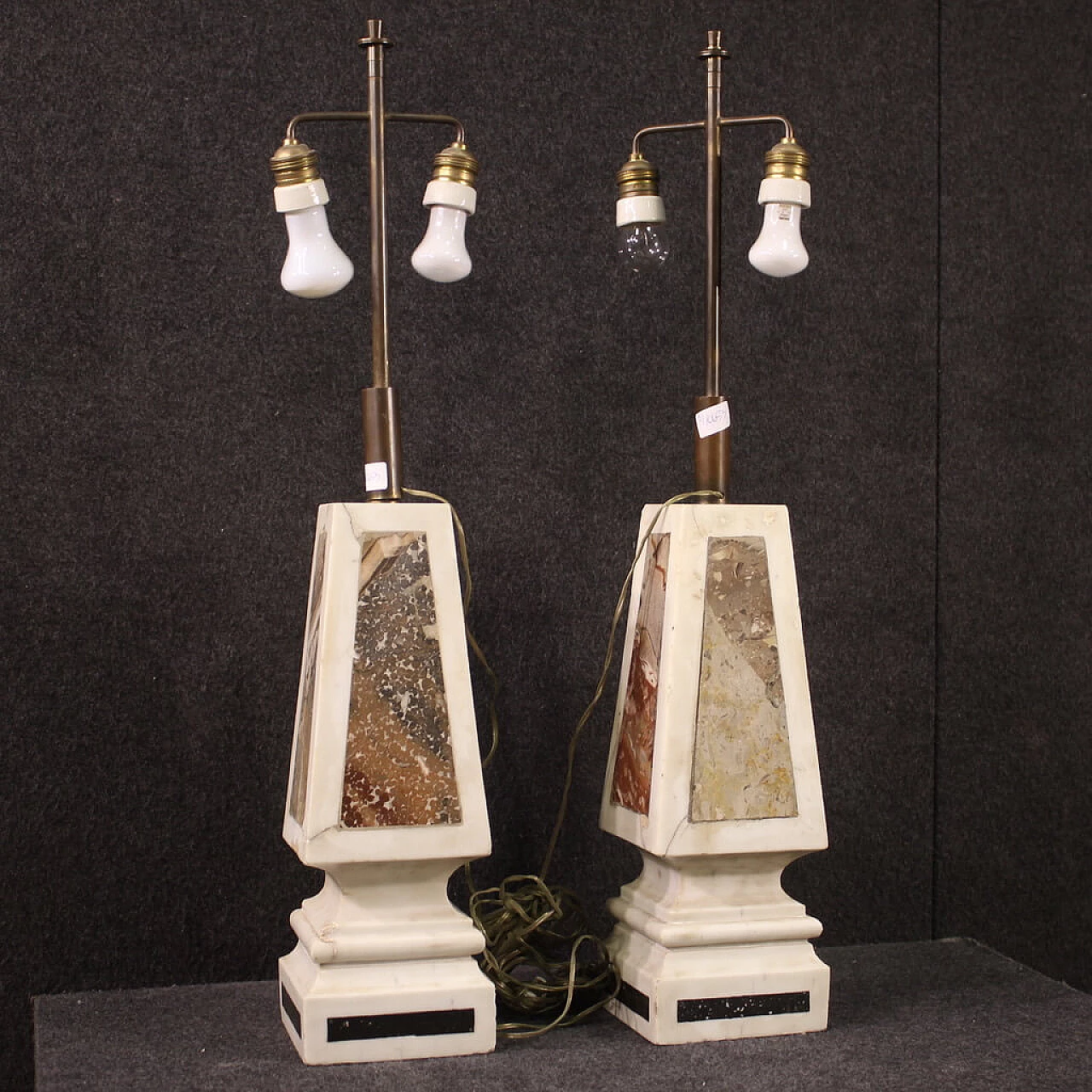 Coppia di lampade da tavolo in marmo bianco con inserti policromi, anni '60 12
