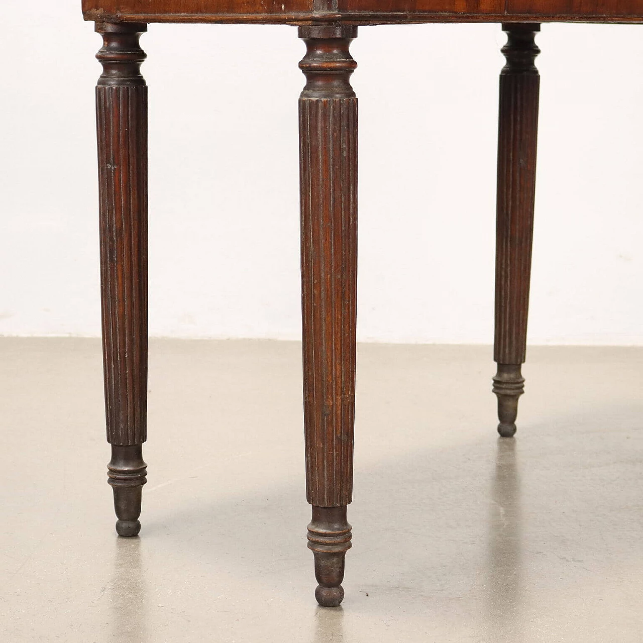 Walnut side table with showcase, early 19th century 5