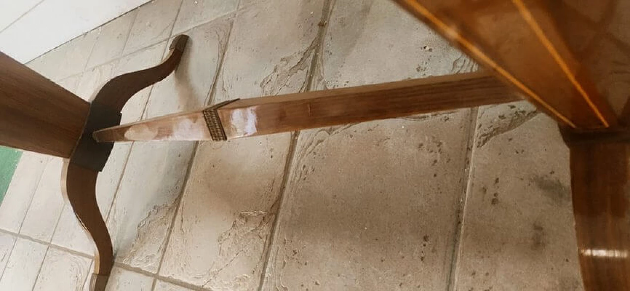 Tavolo in legno e ottone con piano in vetro decorato 8