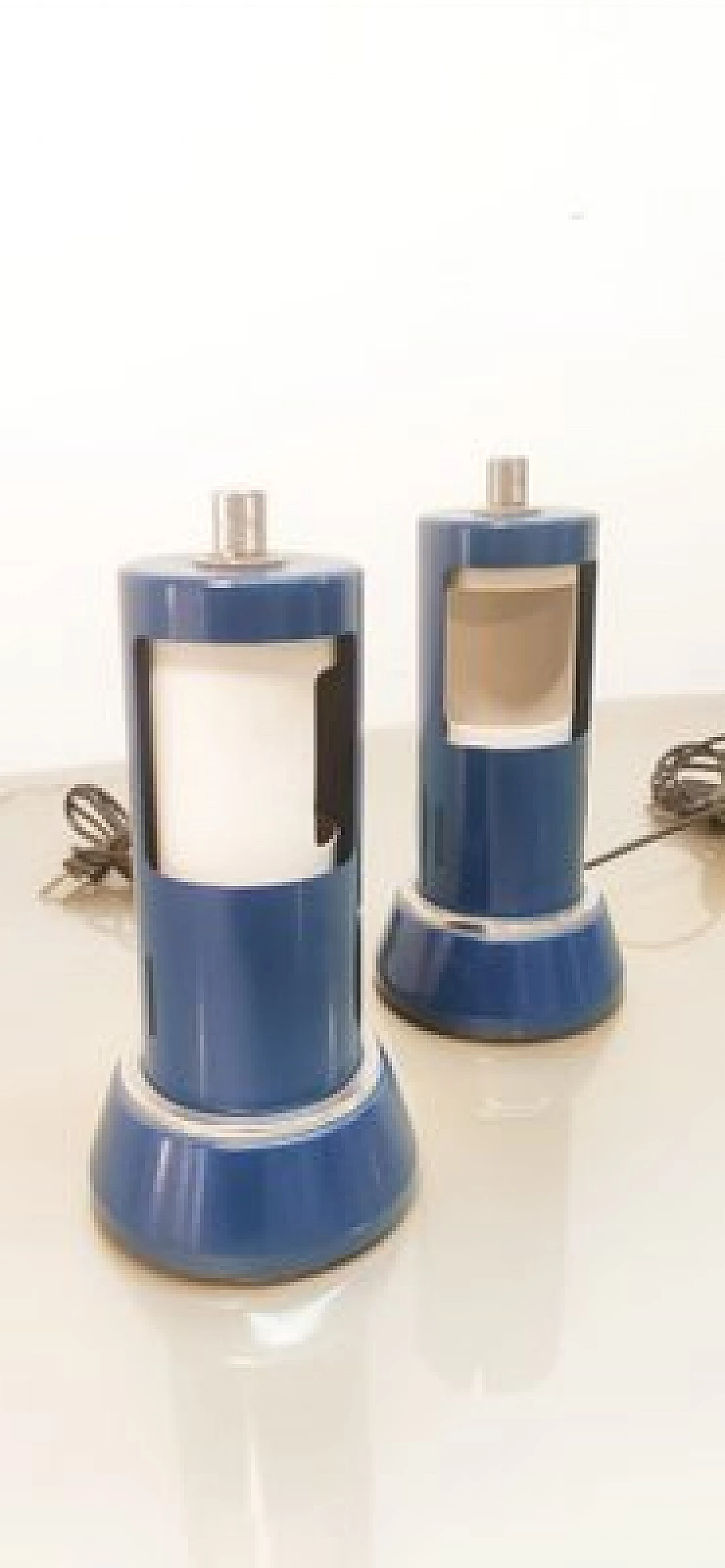 Lampada da tavolo in metallo blu e bianco, anni '60 6